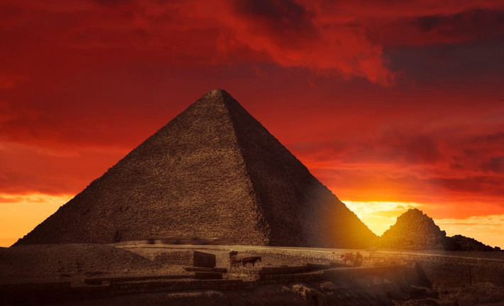 Khu nghĩa địa cổ đại Saqqara ở tỉnh Giza nằm gần với kinh đô Memphis của vương quốc Ai Cập thời cổ đại. Chính vì vậy, các chuyên gia nhận định nơi đây có rất nhiều các kim tự tháp.