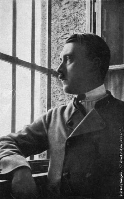 Hitler trầm tư suy nghĩ khi đứng bên cửa sổ.