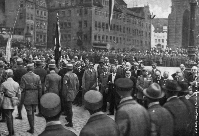 Hitler phát biểu tại một cuộc mít tinh ở Nuremberg năm 1923. Sự kiện này thu hút nhiều người tham dự.