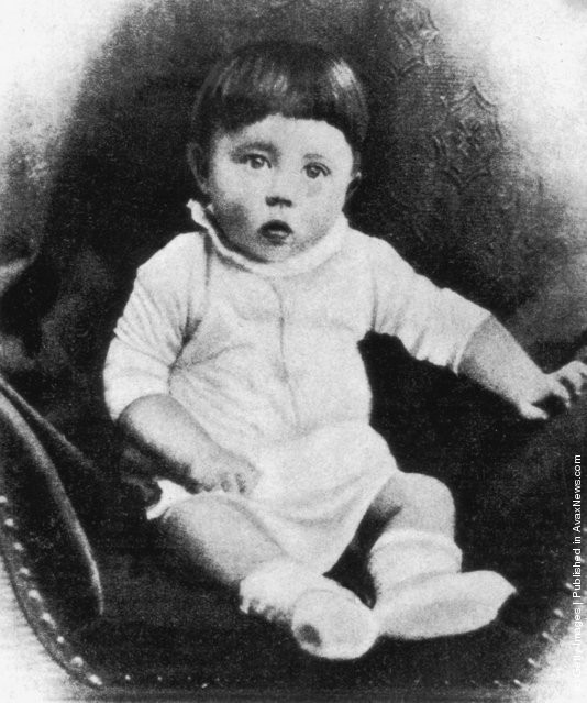 Bức ảnh chụp trùm phát xít Hitler năm 1890. Khi ấy, nhà độc tài Đức quốc xã 1 tuổi.