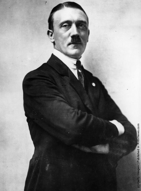 Hitler chụp ảnh với phong thái nghiêm túc năm 1921.