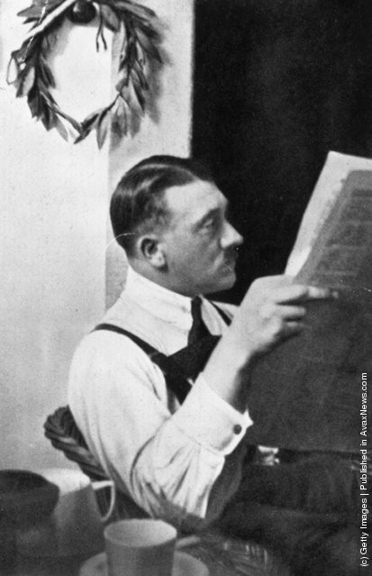 Hitler ngồi trong nhà tù Landsberg nhưng vẫn thư thái đọc báo năm 1924.