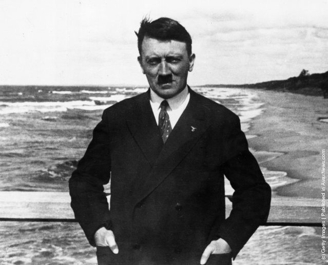 Trùm phát xít Hitler đứng trên một con phà ở biển Baltic năm 1921.