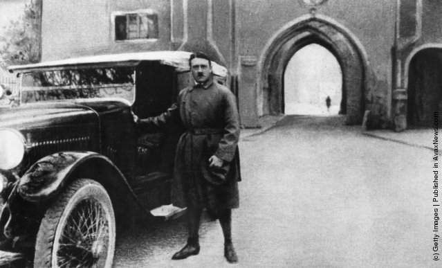 Hitler rời pháo đài Landsberg ngày 20/12/1924 sau 9 tháng bị giam trong tù. Mời quý độc giả xem video: Hitler còn sống sau Thế chiến 2? (nguồn: VTC14).