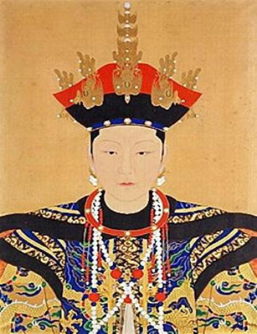 Về sau, Thái hoàng thái hậu Hiếu Trang gây sức ép buộc Khang Hy phải lập hoàng hậu mới. Theo đó, hơn 3 năm sau khi Hiếu Thành Nhân qua đời, Khang Hy sắc phong Hiếu Chiếu Nhân - con gái của đại thần Nữu Hỗ Lộc Thị Át Tất Long làm hoàng hậu.