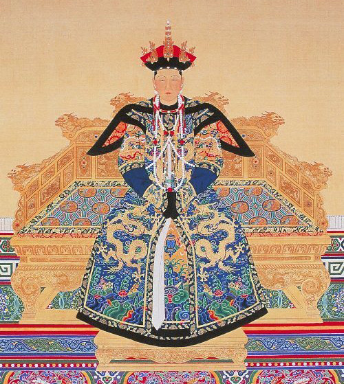 Cụ thể, Hiếu Thành Nhân, thuộc gia tộc Hách Xá Lý là hoàng hậu đầu tiên của Khang Hy khi ông hoàng này 12 tuổi.
