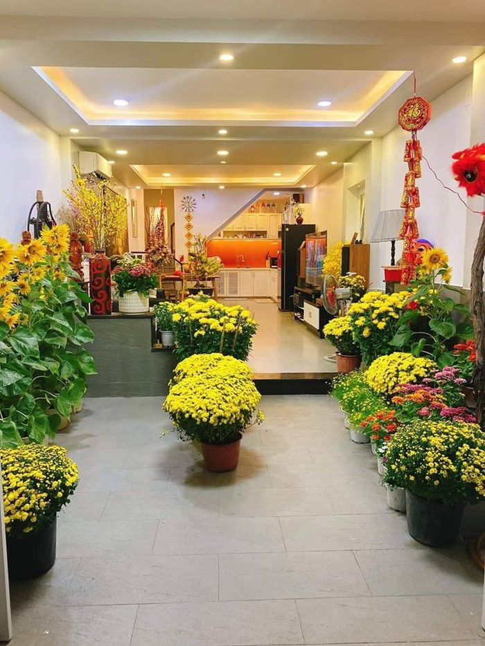 Sân nhà của Hoa hậu Khánh Vân cũng ngập tràn sắc vàng từ những chậu hoa cúc và hướng dương