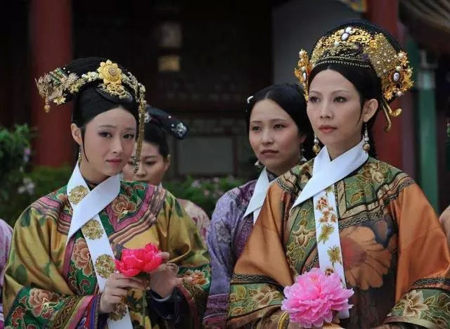 Khi theo dõi nhiều bộ phim cổ trang Trung Quốc, nhiều người nhận thấy các phi tần thời nhà Thanh có một điểm chung trên trang phục thường quàng một chiếc khăn trắng ở cổ.