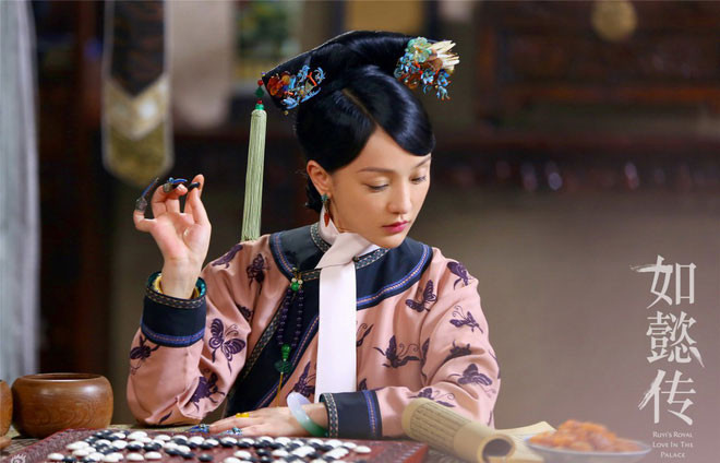 Nguyên liệu được dùng để tạo ra khăn Long Hoa là tơ lụa thượng hạng. Mỗi chiếc khăn có những hoa văn, hình vẽ khác nhau tượng trưng cho địa vị của người mặc.