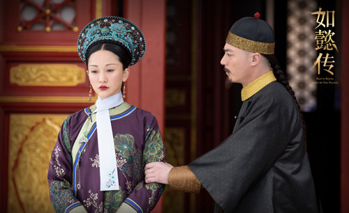 Cụ thể, những mỹ nhân mới nhập cung để hầu hạ cho nhà vua và chưa có danh phận nên thường quàng khăn Long Hoa trắng không có hình vẽ nào.
