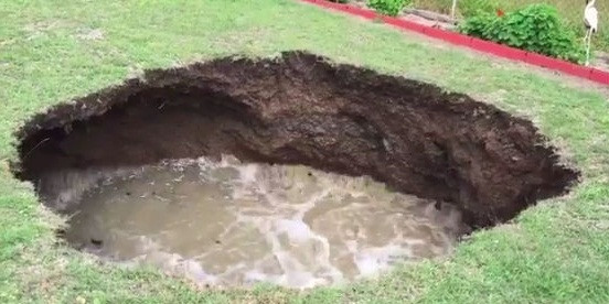 Trong vòng 7 ngày, diện tích chiếc hố tăng lên cực đại. Các chuyên gia không thể ngay lập tức ngăn được sự phát triển của chiếc hố nên gia đình McKay được gửi đến sống trong một khách sạn trong lúc chờ đợi giải pháp hiệu quả.