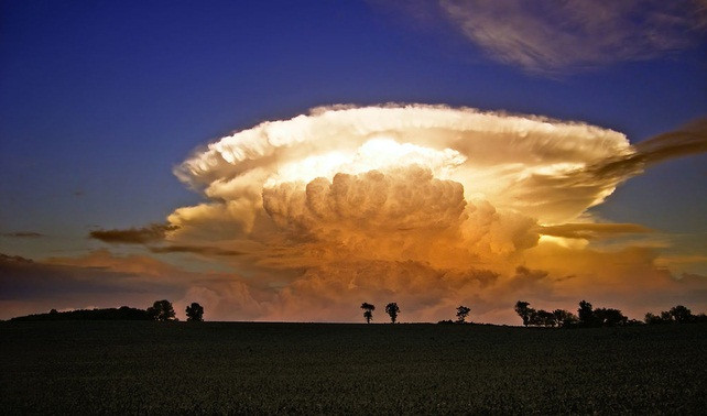 1. Mây cumulonimbus - mây vũ tích, là một loại mây dày đặc phát triển theo phương thẳng đứng rất cao liên quan đến giông và sự bất thường khí quyển, hình thành hơi nước mang các dòng khí mạnh từ dưới lên.