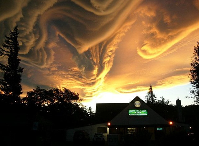 5. Mây cuộn sóng Undunlatus asperatus, một dạng mây được liên tưởng với hình ảnh những con sóng cuộn nhấp nhô, hỗn loạn và dữ dội.