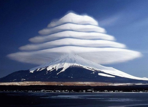 4. Mây lenticular, là 1 hiện tượng bí ẩn của thiên nhiên thường bị nhầm với UFO.