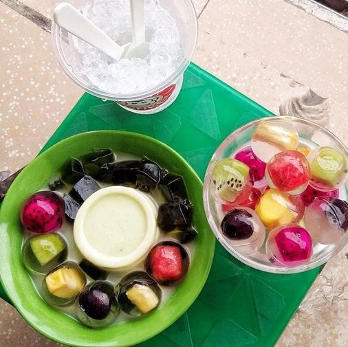 Bát chè bơ với một miếng thạch bơ màu xanh ngọc, mát mắt. Bao quanh lớp thạch bơ là sữa pha nước cốt dừa sánh, vị béo ngậy. Ảnh: Món ngon Hà Nội.
