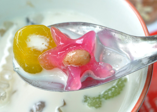 Với chè ngũ sắc bạn có thể thoải mái cảm nhận các hương vị xoài, dứa, chanh leo, sữa dừa, cam… tùy ý thích. Ảnh: Món ngon Hà Nội.