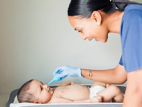 Nếu mẹ thường xuyên nhỏ mũi cho con sẽ khiến mũi con bị rát, kích ứng mũi, chảy nước mũi, ảnh hưởng tới niêm mạc mũi, khô mũi rất khó chịu. Ảnh: Getty.