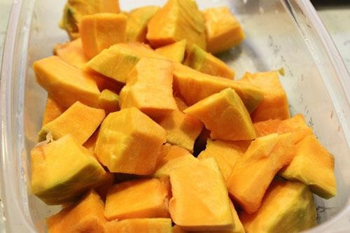 Bí đỏ rất tốt cho xương và mắt, nó còn giúp giảm cân, giúp tăng cường hệ thống miễn dịch cho cơ thể, ngăn ngừa ung thư khá hiệu quả.