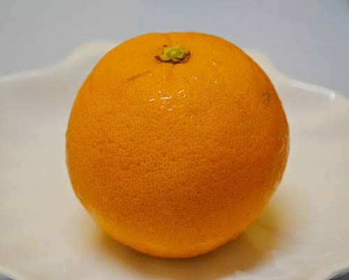 Cam được dùng làm thuốc giải nhiệt, trị sốt và giúp ăn ngon miệng.