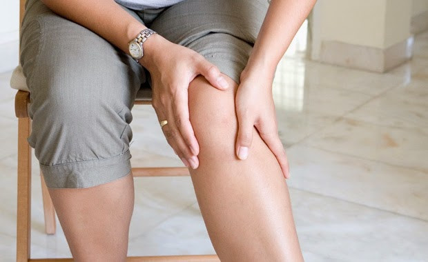 Dầu dừa chữa viêm khớp bằng cách dùng dầu dừa thoa lên da vùng khớp bị đau nhức và dùng tay massage nhẹ nhàng sẽ giúp bôi trơn và nới lỏng các khớp bị cứng, đau nhức, giúp các khớp vận động tốt hơn. Ảnh: Bài thuốc vn.