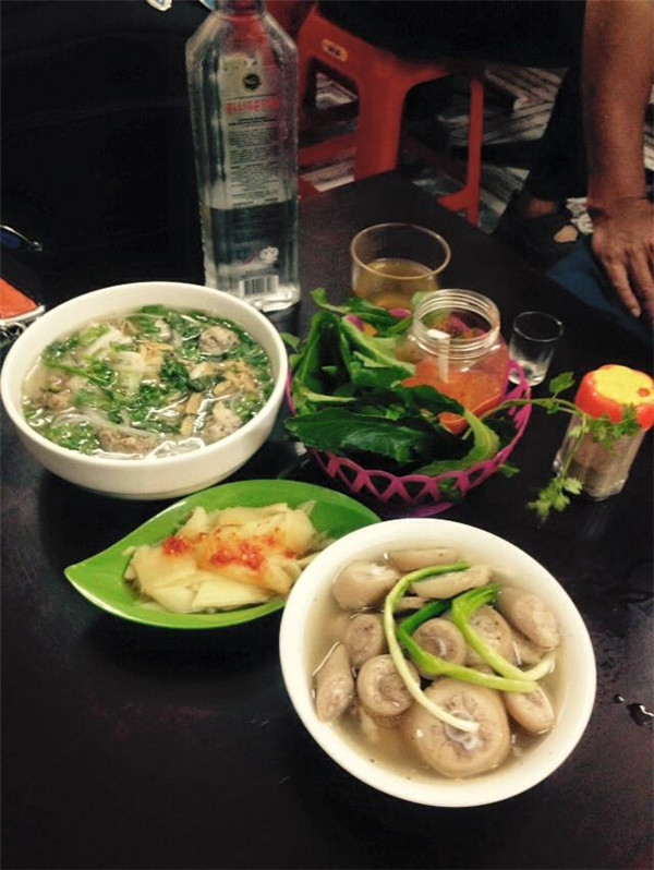 Khi chế biến món này đuôi heo được làm sạch, cắt miếng vừa ăn, ninh với nước dùng đậm đà. Mỗi một bát đuôi heo đầy ắp với tiết heo, hành lá, hành củ thơm lừng, ăn kèm bún tươi chấm mắm nêm cùng đĩa măng ngâm cay vô cùng hấp dẫn. Ảnh: Blogtamsu.