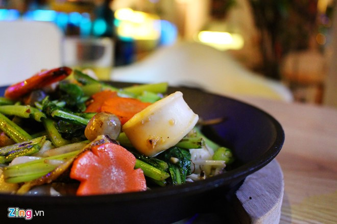 Phở đá núi lửa là tên gọi của món phở áp chảo được làm chín bằng loại đá lấy từ núi lửa. Ảnh: Món ngon Sài Gòn.
