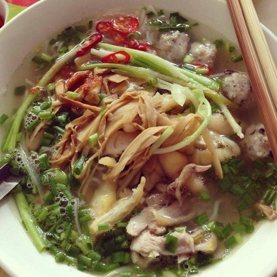 Món bún chân gà với nước dùng đậm đà ngọt từ xương, những miếng mọc mềm thơm, hòa lẫn với chân gà rút xương giòn sần sật ăn vô cùng thú vị. Ảnh: Blogtamsu.