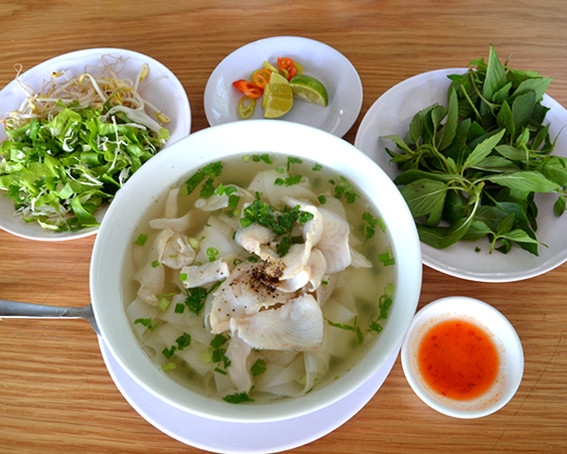 Phở cá là món ăn quen thuộc ở Vũng Tàu nhưng nhiều vùng đất khác không biết tới. Phở cá có hương vị thơm ngon, thanh, nhẹ, ít vị béo nhưng vẫn đậm đà rất ngon miệng. Ảnh: Vungtaucity