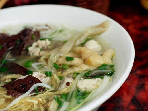 Bún mọc chân gà cũng là món ăn đặc biệt và lạ lẫm với nhiều thực khách. Ảnh: Blogtamsu.