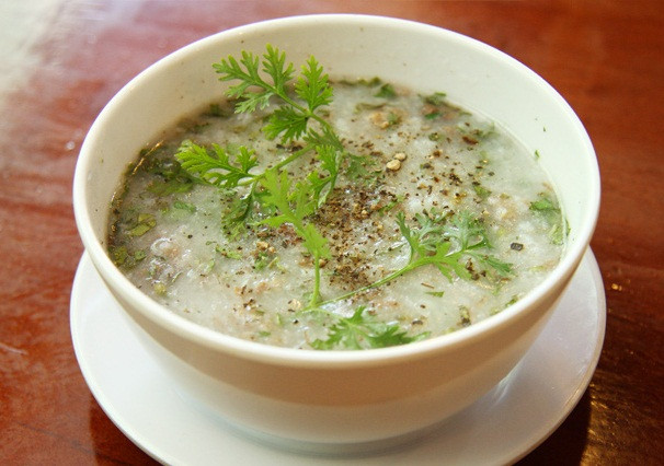 Cách 2: Nấu cháo hạt mùi cùng với gạo lứt hoặc gạo nếp để ăn. Ảnh: Sổ tay y học.