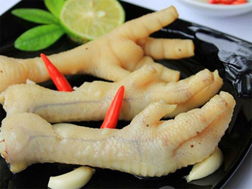 Xương chân gà là thành phần quan trọng để nấu cao ngũ cốt bồi dưỡng phục hồi sức khỏe cho người cao tuổi. Ảnh: Đặc sản.