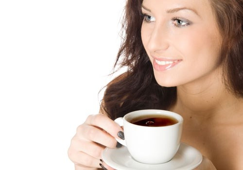 Lưu ý khi sử dụng trà đen: mặc dù tốt cho hệ tiêu hóa nhưng bạn không nên uống ngay sau khi ăn mà hãy uống sau khoảng 1 tiếng. Ảnh: Làm mẹ.