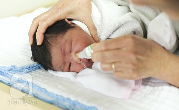 Tuy nhiên, làm sai cách có thể khiến tình trạng xung huyết mũi nặng hơn, mũi phù nề, thậm chí có thể làm bé bị viêm tai giữa. Ảnh: Afamily.