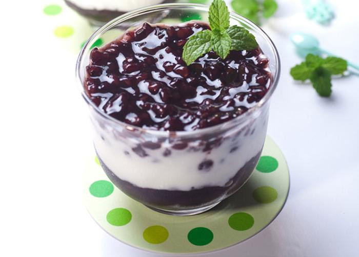 Rượu nếp cẩm ăn cùng với sữa chua cũng giúp cho hệ tiêu hóa ổn định hơn. Ảnh: Ẩm thực Hà Nội.