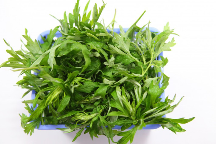 Nếu sử dụng tươi thì mọi người đem giã nát cây cỏ xước cùng với một lượng lá lốt và ngải cứu vừa đủ, lấy phần nước lọc được sau khi giã bôi trực tiếp lên những vị trí bị đau để 30 phút rồi rửa sạch. Nên kết hợp cả bôi và uống bài thuốc ở trên hiệu quả sẽ cao hơn. Ảnh: Eothon.vn.