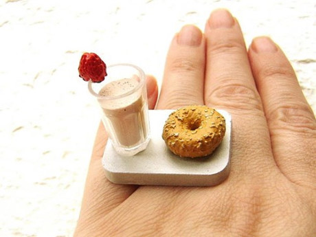 Nhẫn hình ly nước và chiếc bánh. Ảnh: Pinterest.