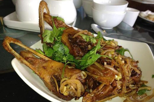 Khi chế biến đầu vịt, người tha thường bỏ sạch lông, màng lưỡi vịt rồi đem thui từng chiếc đầu trên lửa để có màu vàng ruộm đẹp mắt. Ảnh: Báo mới.
