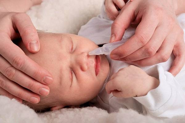 Nhỏ mũi bằng nước muối sinh lý cho bé hàng ngày cũng là việc làm sai lầm gây hại cho bé. Ảnh: Pinterest.