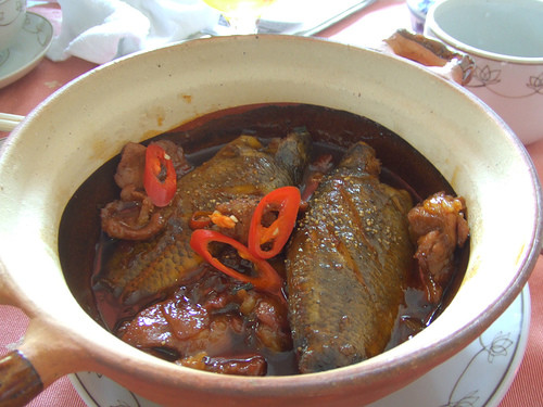 Cá đồng kho tương: Nguyên liệu: Cá chép 1 con, cá diếc 1kg, hoặc cá diêu hồng 1 con, 100g tương bần, 2 quả khế xanh, rửa sạch, cắt khoanh dầy 3 mm, 5 củ hành tím rửa sạch, đập dập, 3 muỗng cà phê hạt nêm, 1/2 muỗng cà phê tiêu sọ trắng, 2 muỗng súp dầu ăn.