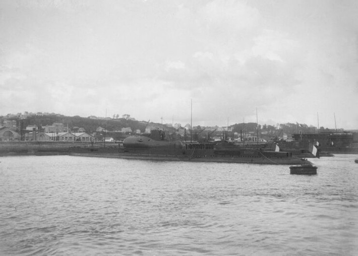 Đến tháng 1/1942, quân kháng chiến Pháp điều tàu ngầm Surcouf đến Tahiti để tham gia cuộc đối đầu với hải quân Nhật Bản ở Thái Bình Dương. Tuy nhiên, khi chuẩn bị đi qua kênh đào Panama vào ngày 18/2, con tàu biến mất một cách bí ẩn.