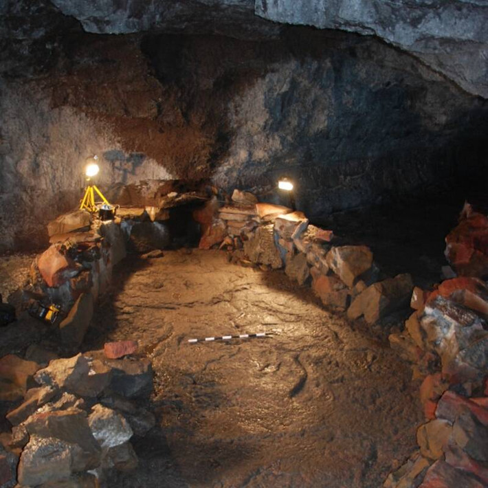 Nhằm ngăn chặn tận thế xảy ra, người Viking đã thực hiện các nghi lễ hiến tế. Tại hang động Surtshellir ở Iceland, các nhà khảo cổ đã tìm được bằng chứng về việc này.