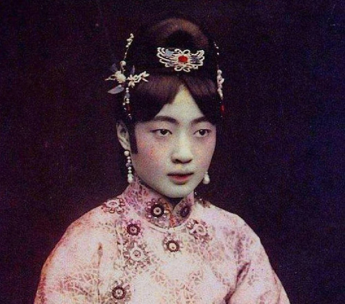 Thông qua bức ảnh này, nhiều người trầm trồ trước nhan sắc yêu kiều của hoàng hậu Uyển Dung.