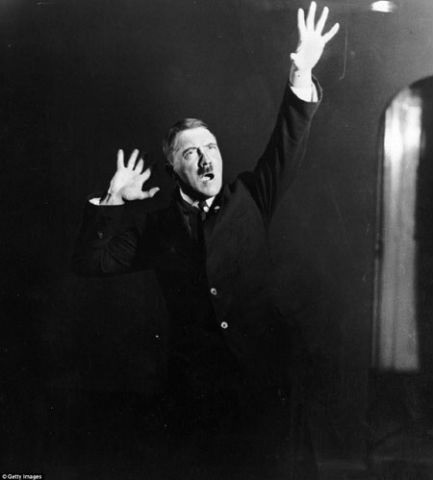 Theo ước tính, các nhiếp ảnh riêng của Hitler đã chụp cho trùm phát xít hơn 2 triệu bức ảnh. Trong số này, nhiều bức ảnh khiến Hitler xấu hổ, không bao giờ muốn nó được công bố bởi trông gã khá ngốc nghếch, như kẻ điên khi luyện tập diễn thuyết trước công chúng, mặc quần short...