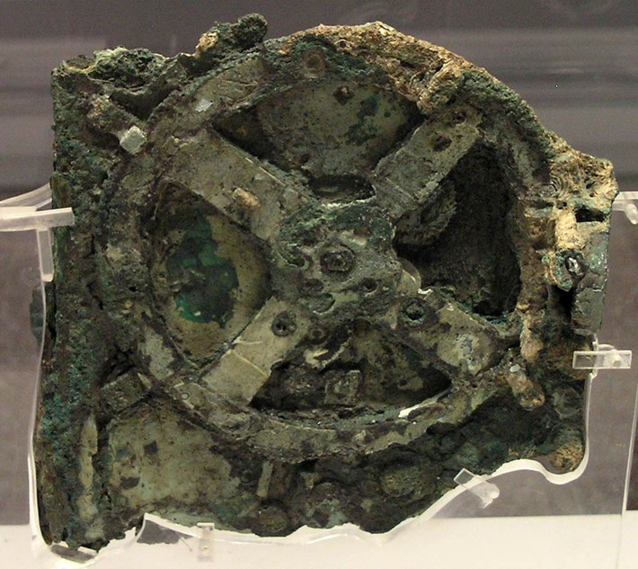 Ban đầu, cỗ máy Antikythera được đặt trong một hộp gỗ cao hơn 30 cm bên ngoài có các dòng chữ ghi hướng dẫn sử dụng.