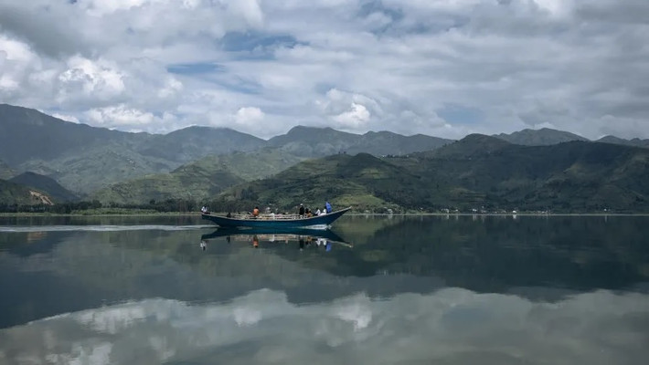 Hồ Kivu là một trong những hồ nước lớn ở châu Phi nằm vắt qua ranh giới mảng kiến tạo gọi là Đới tách giãn Đông Phi. Trong đới tách giãn, mảng kiến tạo Somalia dịch về phía Đông, cách xa khỏi phần còn lại của lục địa trên mảng kiến tạo Nubia (hay còn gọi là mảng kiến tạo châu Phi).