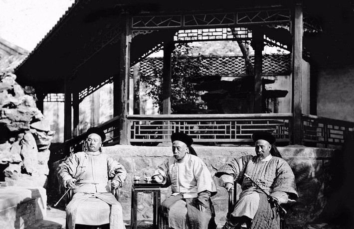 Ba vị quan nhà Thanh ngồi trò chuyện với nhau.