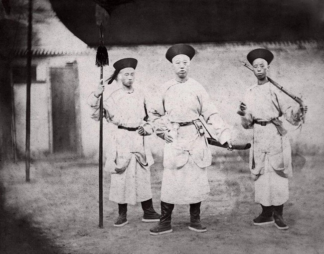 Ba lính canh làm nhiệm vụ canh gác Tử Cấm Thành năm 1863.