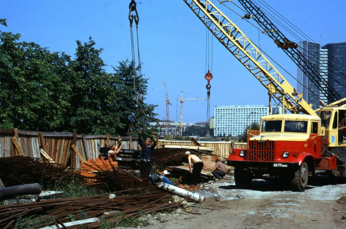 Các công nhân thi công xây dựng những công trình nhà ở tại Liên Xô những năm 1960 - 1970.