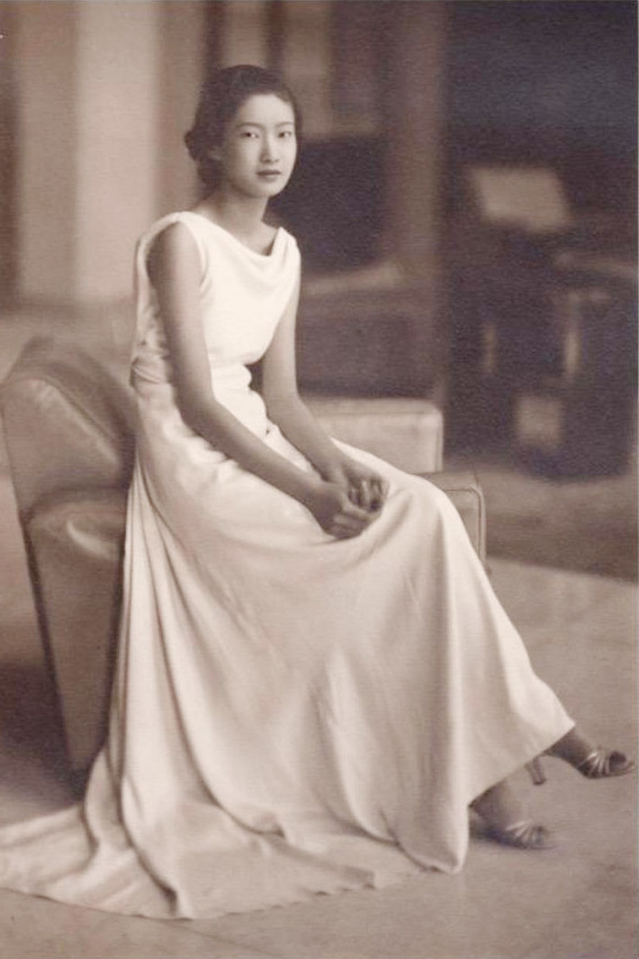 Nam Phương Hoàng hậu (tên thật Nguyễn Hữu Thị Lan, 1914 - 1963) là vợ Bảo Đại - vị vua cuối cùng của triều đại phong kiến Việt Nam. Sau cuộc gặp đầu tiên năm 1932 khi mới từ Pháp trở về, Vĩnh Thụy - tức cựu hoàng Bảo Đại - đã đem lòng yêu Nguyễn Hữu Thị Lan. Bức ảnh chụp bà Nguyễn Hữu Thị Lan được đăng trên tuần báo Pháp - L'Illustration năm 1934.