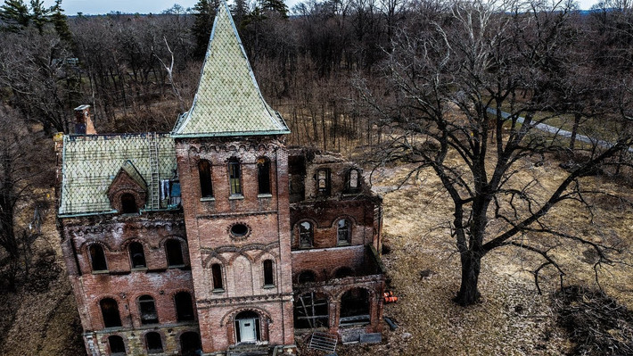 Hàng năm, nhiều du khách ghé thăm Wyndclyffe Mansion để tham quan, khám phá "ngôi nhà ma" tĩnh lặng đến rợn người.